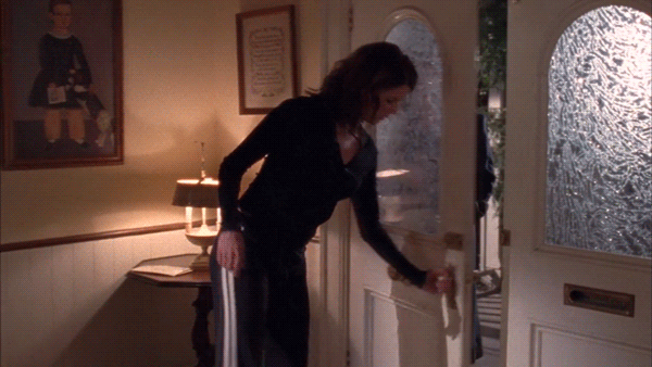 Lorelai Gilmore opens door to Emily Gilmore wearing a Juicy Couture tracksuit